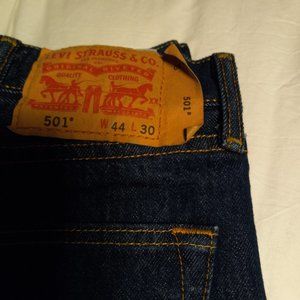5 pairs of Levi jeans